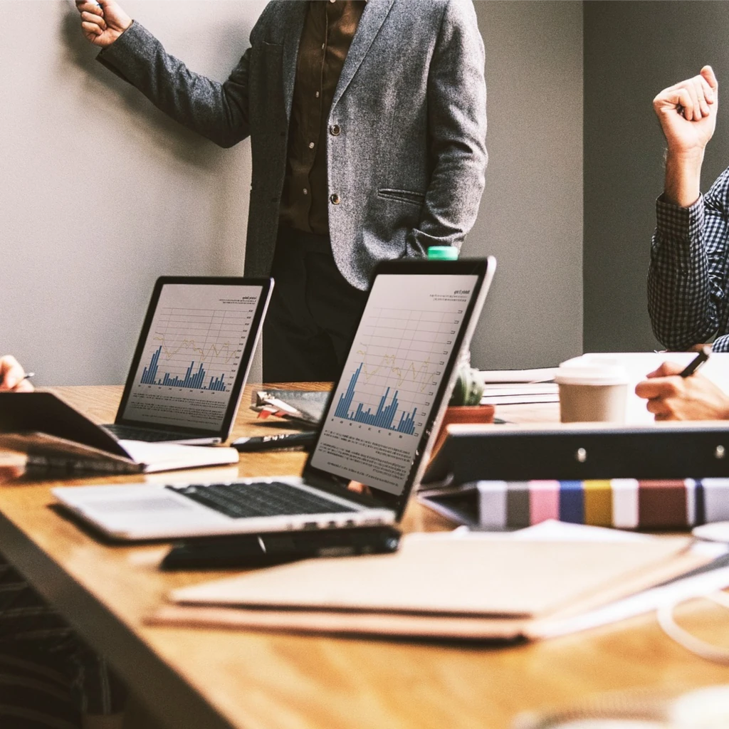 Softwareentwickler-Team bei IT-Beratung und Codeanalyse für Embedded-Entwicklung und Cloud-Architekturen